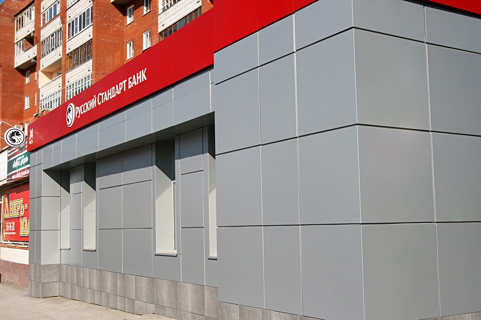 Строительство навесного вентилируемого фасада и изготовление рекламных конструкций для банка 